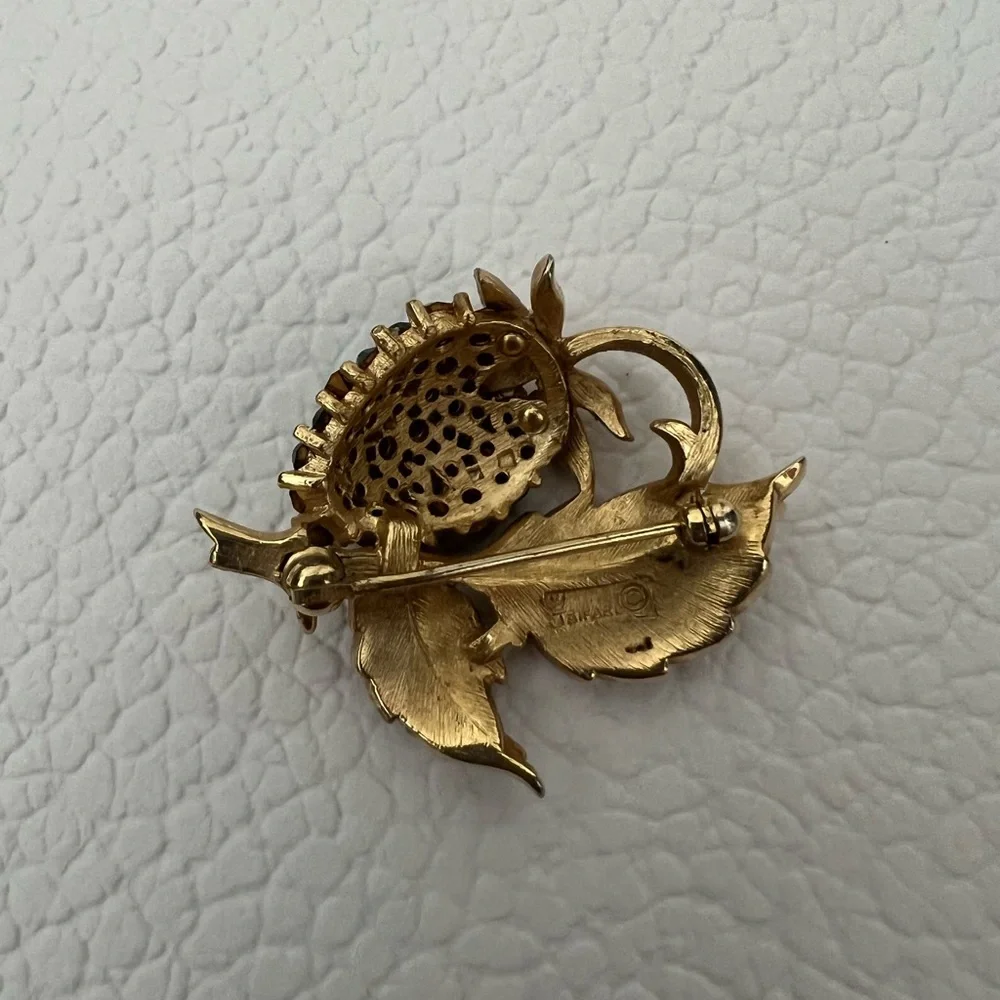 VTG CROWN TRIFARI RHINESTONE GREEN STRAWBERRY PIN BROOCH GOLD TONE - Picture 6 of 7